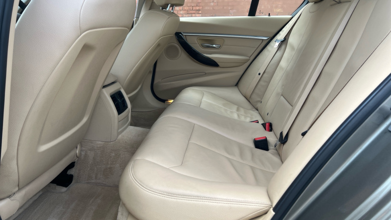 BMW 3 Series 330d xDrive Luxury 4dr Step Auto Diesel Saloon